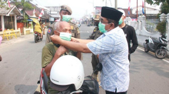 Bupati Tanjung Jabung Barat Turun Langsung Bagikan Masker Cegah Dampak Kabut Asap