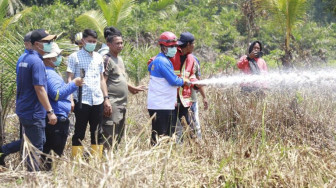 Turun Langsung Bantu Padamkan Api, Bupati Anwar Sadat Imbau Warga Tanjabbar Tak Bakar Lahan