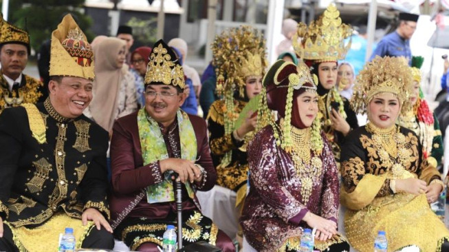Warna-Warni Budaya Nusantara Meriahkan Pawai Budaya Tanjung Jabung Barat