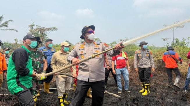 Polri Bersama TNI dan Stakeholder Gerak Cepat Tangani Karhutla di Sarolangun