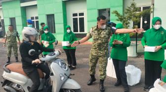 Kualitas Udara Tidak Sehat Denpom II/2 Jambi Bagikan Ribuan Masker