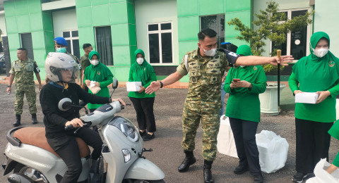 Kualitas Udara Tidak Sehat Denpom II/2 Jambi Bagilan Ribuan Masker