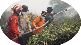 Hmmm Masih Ada Titik Api Jambi Ya Pak...Hari ini Gubernur, Kapolda, Danrem Ikut Pegang Selang Memadamkan Api  di Tanjab Timur