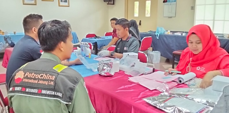 Kegiatan donor darah digelar SKK Migas - PetroChina International Jabung, di Rec Hall Basecamp PetroChina, Geragai, Tanjung Jabung Timur, Sabtu 8 Agustus 2026 | foto : henrosta