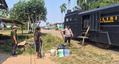 Brimob Polda Jambi Salurkan Air Bersih untuk Pesantren dan Masyarakat