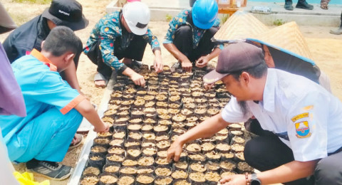Asian Agri Dukung Pendidikan Vokasi melalui CSR Pembibitan Sawit Varietas Topaz di SMKN 8 Batang Hari