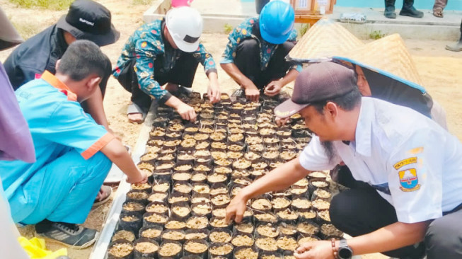 Asian Agri Dukung Pendidikan Vokasi melalui CSR Pembibitan Sawit Varietas Topaz di SMKN 8 Batang Hari