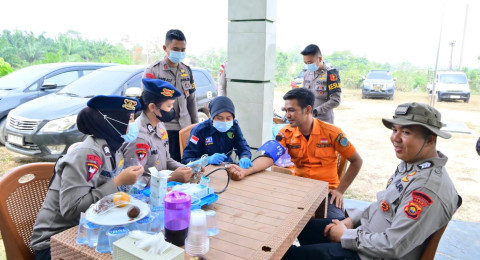 Brimob Polda Jambi Peduli Satgas dan Masyarakat di Tengah Penanganan Karhutla