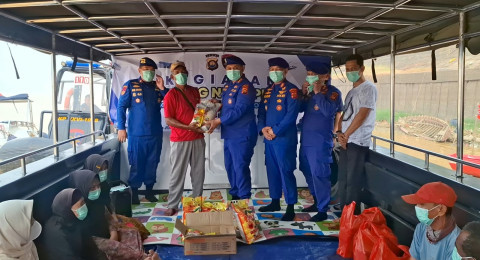 Ditpolairud Polda Jambi Sambangi Warga, Bagikan Masker dan Sembako di Tengah Kabut Asap