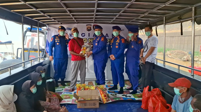 Ditpolairud Polda Jambi Sambangi Warga, Bagikan Masker dan Sembako di Tengah Kabut Asap