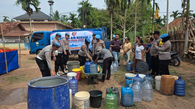HUT Propam Polri 2026, Bid Propam Polda Jambi Salurkan 10.000 Liter Air Bersih untuk Warga Tangkit