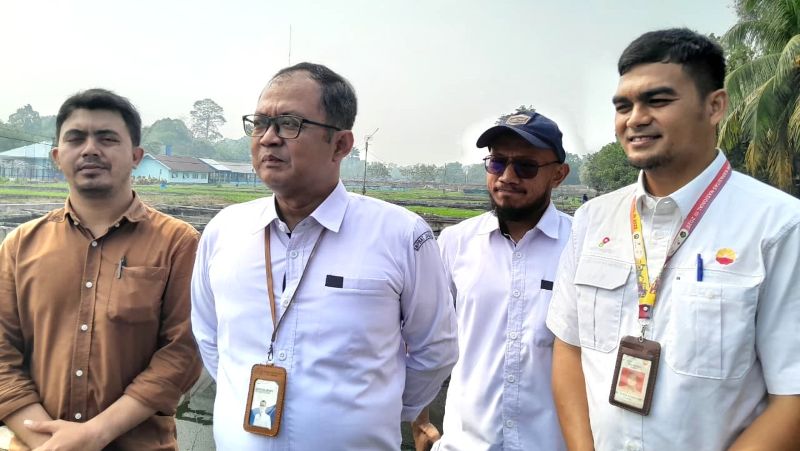 Kepala BPBAT Sungai Gelam Nur Muflich Junianto (tengah) dan CSR & Comdev Supervisor PetroChina Jabung M. Yudha Ramdhani (kanan) | foto : firman thoha