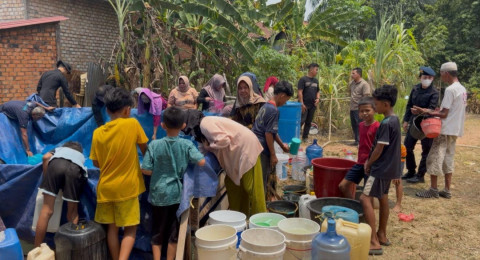 Kekeringan di Muaro Jamb, Brimob Polda Jambi Salurkan Air Bersih Bagi Warga Terdampak