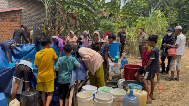 Kekeringan di Muaro Jamb, Brimob Polda Jambi Salurkan Air Bersih Bagi Warga Terdampak