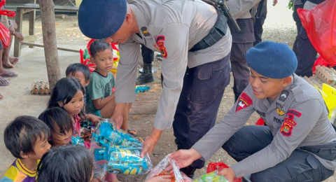 Brimob Jambi Peduli, Sambangi dan Berikan Bantuan Sosial kepada Warga SAD di Merangin