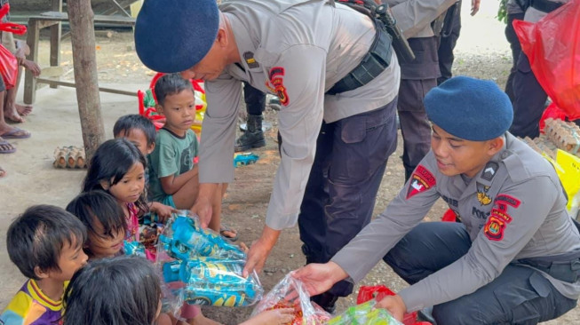 Brimob Jambi Peduli, Sambangi dan Berikan Bantuan Sosial kepada Warga SAD di Merangin