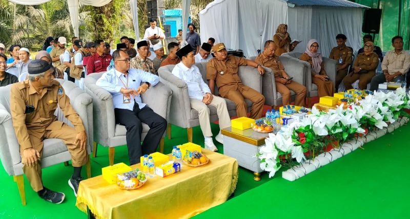 SKK Migas - PetroChina menyerahkan bantuan 8 ekor sapi serta benih ikan gurame, nila, dan lele kepada pokdakan di Kabupaten Tanjung Jabung Barat, Jambi, Senin | foto : swd