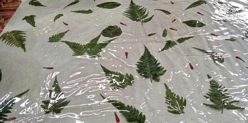 Proses pembuatan batik ecoprint oleh para lansia Desa Kota Karang, Kumpeh Ulu, Kabupaten Muaro Jambi | foto : doddi irawan