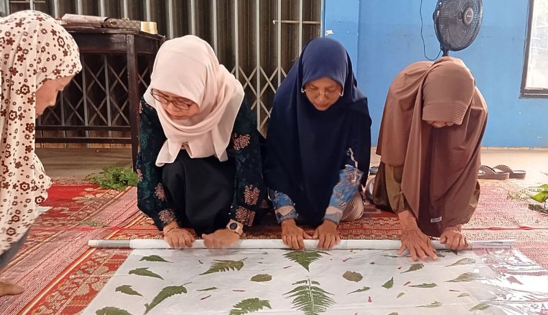 Para lansia Desa Kota Karang, Kumpeh Ulu, Kabupaten Muaro Jambi memproduksi batik ecoprint di bawah binaan Pertamina EP Jambi Field | foto : doddi irawan