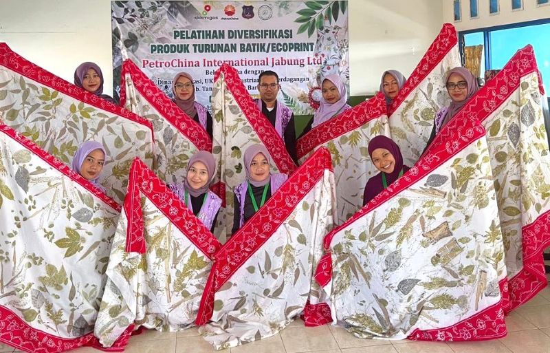 SKK Migas - PetroChina International Jabung Ltd memboyong para perajin batik Tanjabbar ke Kudus, Jawa Tengah, mengikuti pelatihan pengembangan diversifikasi produk turunan batik/ecoprint | foto : tim