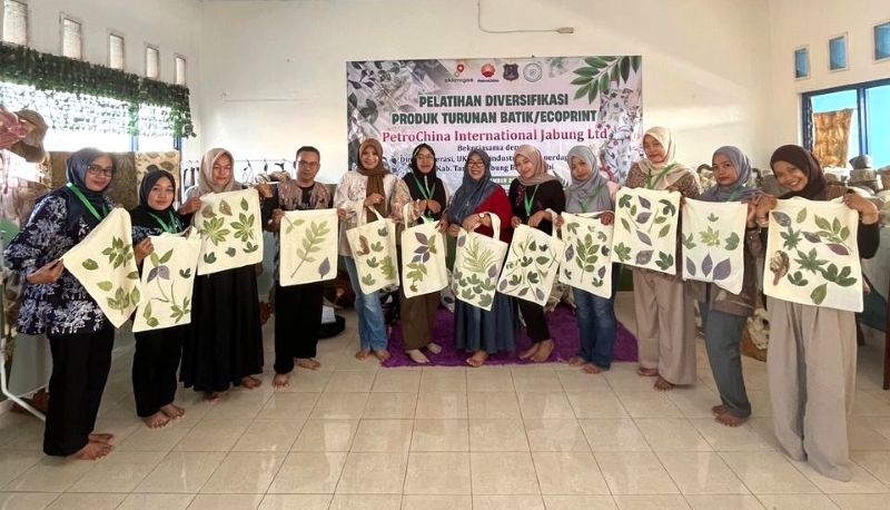 Para perajin batik Tanjabbar di Kudus, Jawa Tengah, mengikuti pelatihan pengembangan diversifikasi produk turunan batik/ecoprint | foto : tim