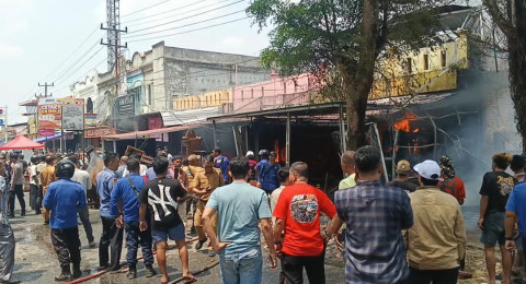 Diduga Akibat Pembakaran Sampah, Toko Furniture Jati Ludes Dilahap Si Jago Merah