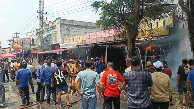 Diduga Akibat Pembakaran Sampah, Toko Furniture Jati Ludes Dilahap Si Jago Merah