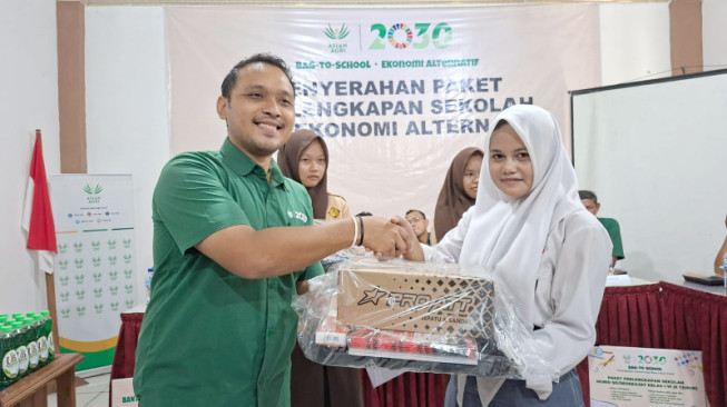 Asian Agri Serahkan Bantuan Pendidikan dan Ekonomi Alternatif melalui Program AA2030 di Tanjung Jabung Barat