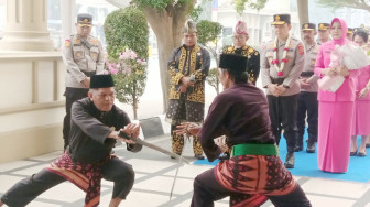 Tradisi Pedang Pora dan Adat Melayu Jambi Sambut Kapolda Jambi Irjen Pol Widodo