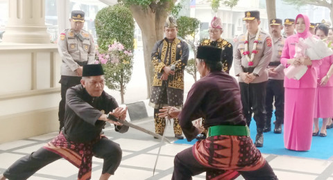 Tradisi Pedang Pora dan Adat Melayu Jambi Sambut Kapolda Jambi Irjen Pol Widodo