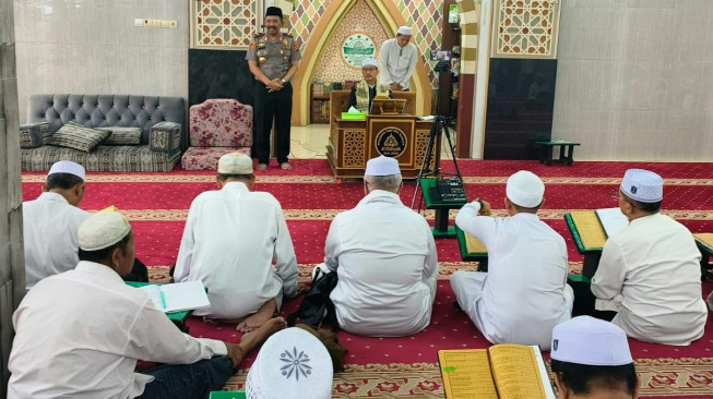 Wakapolda Jambi Hadiri Pengajian Majelis Ilmi wa Dzikri Al-Hidayah, Ajak Jamaah Jaga Kamtibmas dan Waspada Hoaks