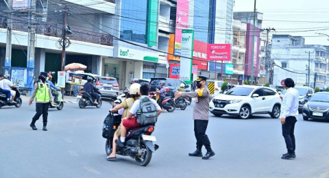 Wujudkan Polisi Bersama Masyarakat, Wakapolda dan PJU Polda Jambi Gatur Lalu Lintas