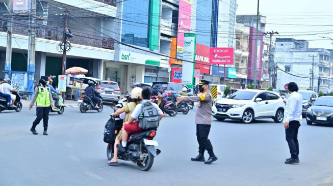 Wujudkan Polisi Bersama Masyarakat, Wakapolda dan PJU Polda Jambi Gatur Lalu Lintas