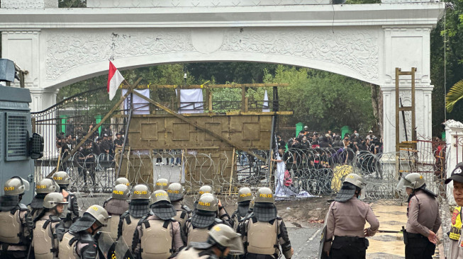 Massa Datangi Kantor Gubernur, Kapolda Jambi Imbau Unjuk Rasa Berlangsung Tertib dan Damai