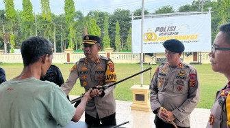 Bantuan Kambing Kapolda Disambut Penyerahan Senjata Api Rakitan Secara Sukarela oleh SAD