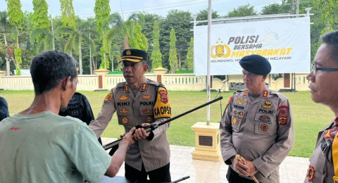Bantuan Kambing Kapolda Disambut Penyerahan Senjata Api Rakitan Secara Sukarela oleh SAD