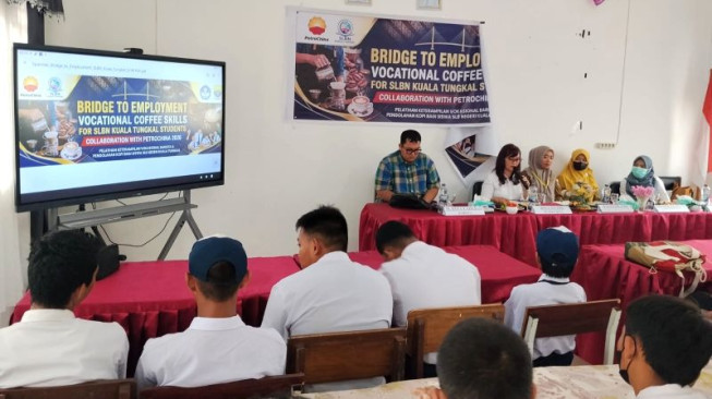 SKK Migas PetroChina Latih Siswa Disabilitas Jadi Barista Lewat Bridge to Employment