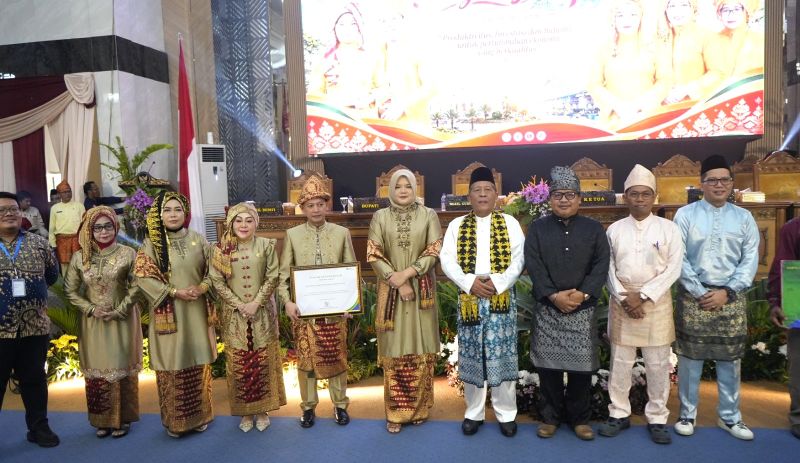 SKK Migas - PetroChina International Jabung menyerahkan bantuan program PPM senilai Rp18 miliar kepada Pemkab Tanjabtim | foto : henrosta
