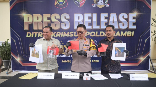 Polda Jambi Gelar Konferensi Pers Pengungkapan Kasus Dugaan Tambang Emas Ilegal di Bungo