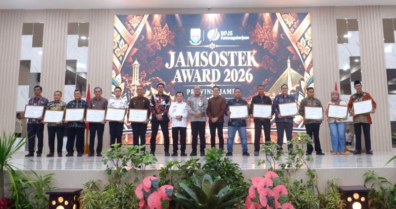 Wakil Bupati Muaro Jambi, Junaidi H Mahir, menerima penghargaan Jamsostek Award 2026 dari Gubernur Jambi, Rabu | foto : bb