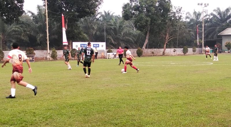 SKK Migas - PetroChina Jabung dengan stakeholder melaksanakan kegiatan olahraga bersama, Trofeo Mini Soccer, di Lapangan Sepakbola Basecamp PetroChina, Geragai, Tanjung Jabung Timur, Rabu | foto : henrosta