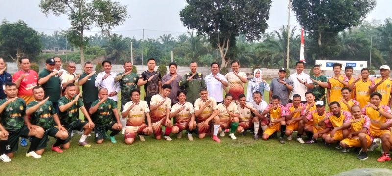 SKK Migas - PetroChina Jabung memperkuat sinergi dengan stakeholder di wilayah operasional melalui kegiatan olahraga bersama, Trofeo Mini Soccer | foto : henrosta